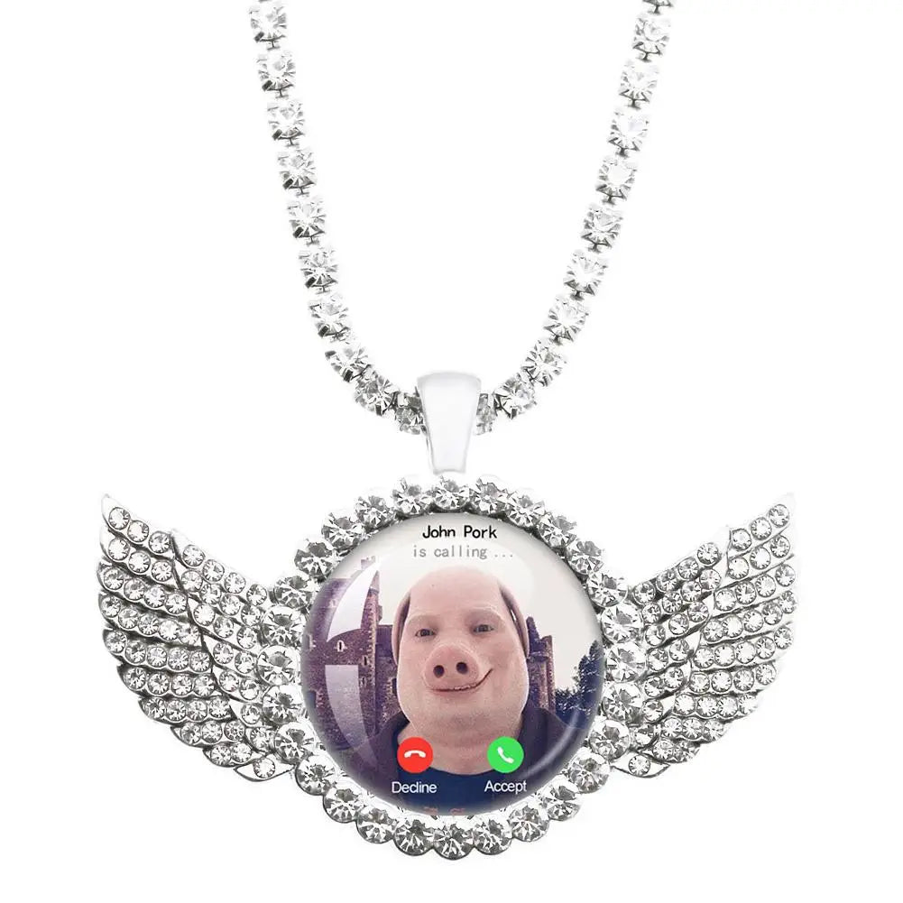 Colgante de collar con charm divertido de cerdo y alas de ángel, presentando un retrato y botones de aceptación