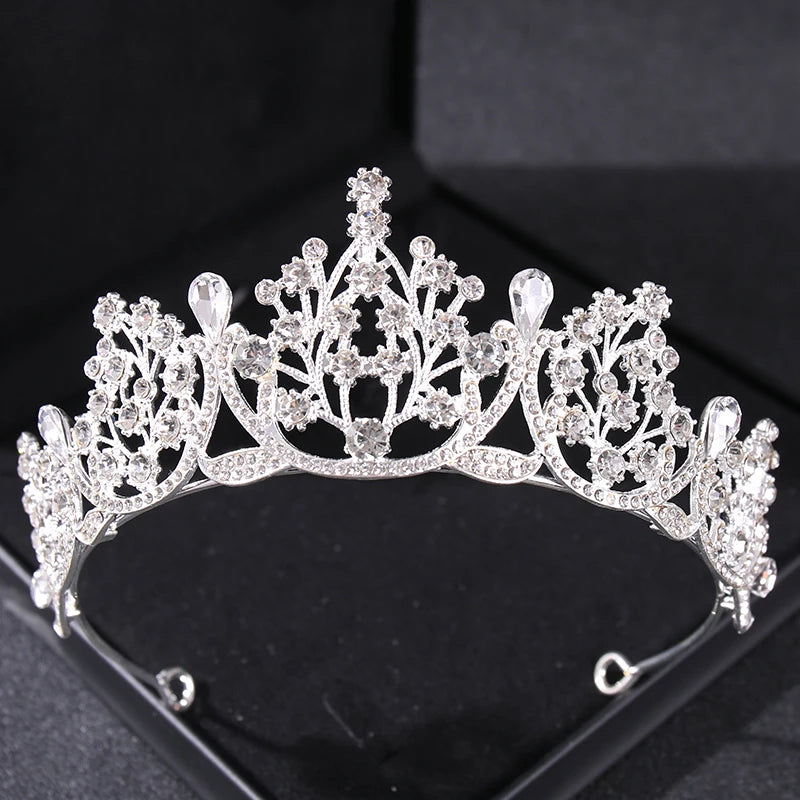 Tiara et couronne en strass de cristal étincelante sur une surface sombre.