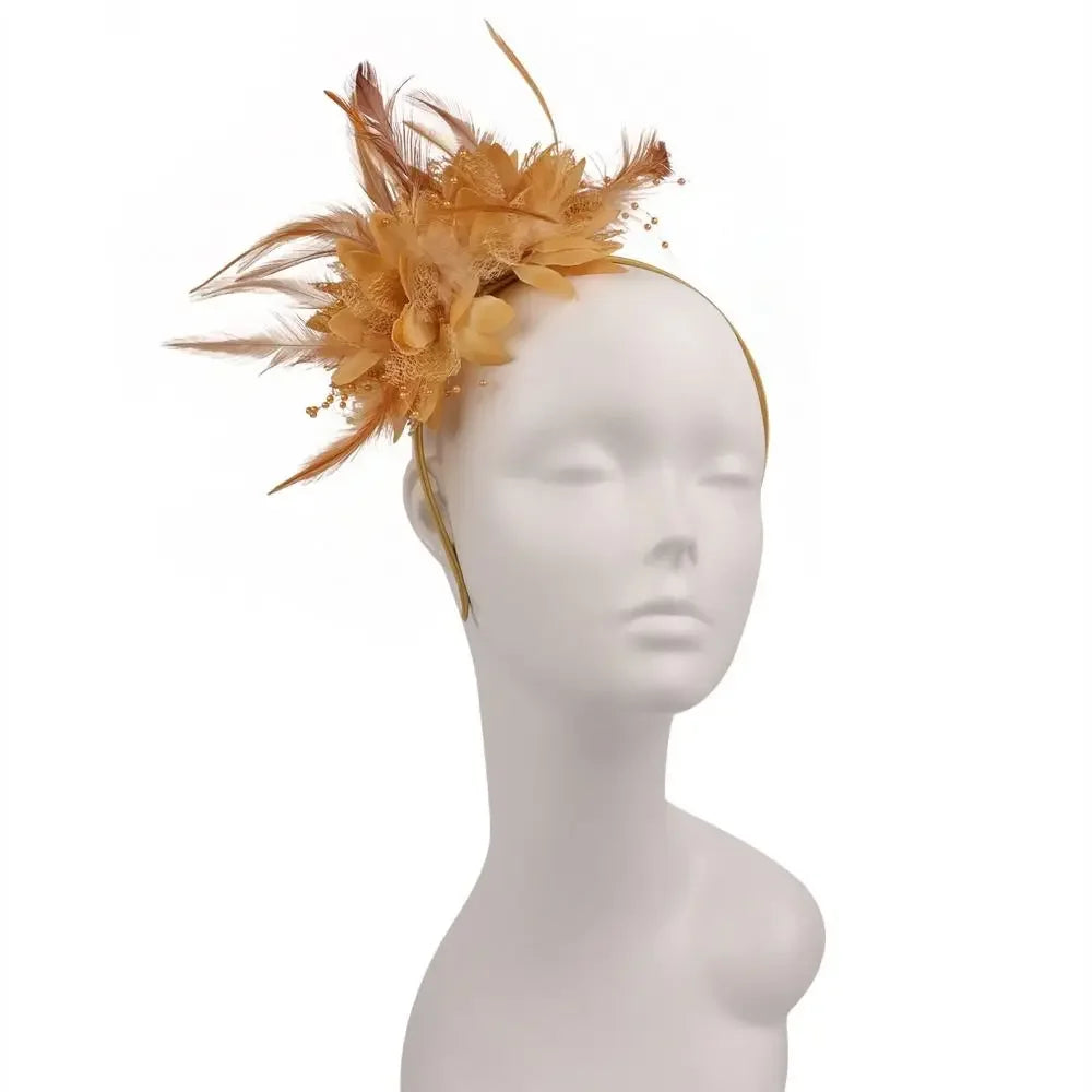 Fascinateur élégant en plumes de couleur brun doré, présenté sur un mannequin.