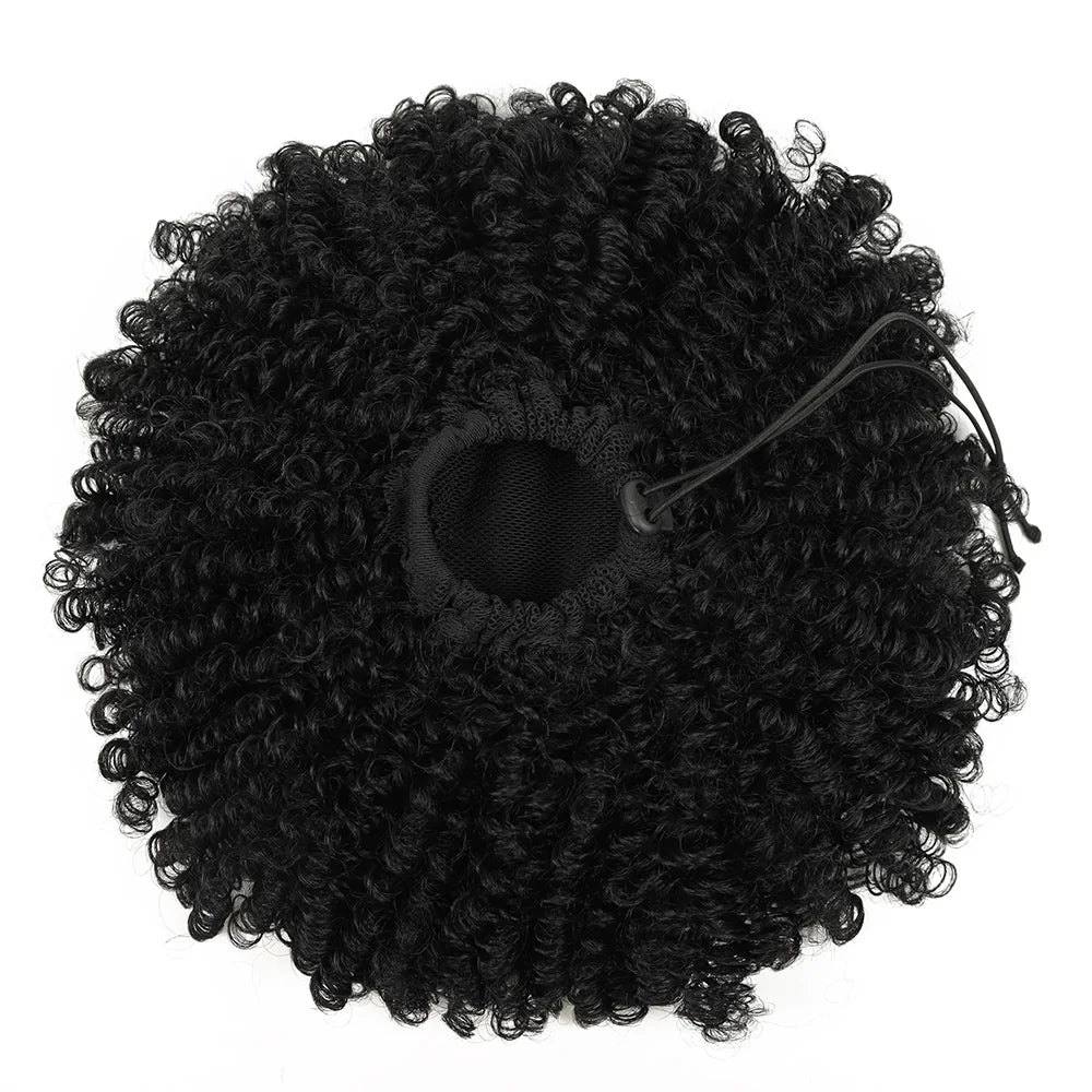 Schwarzer synthetischer Afro-Puff-Chignon-Haarverlängerung mit Netzbasis.