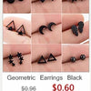Une collection d'boucles d'oreilles géométriques noires et de bijoux perlés présentés sur une main.