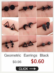Une collection d'boucles d'oreilles géométriques noires et de bijoux perlés présentés sur une main.