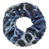Un set de seis gomas de tela satinada con estampado floral azul y negro para el cabello