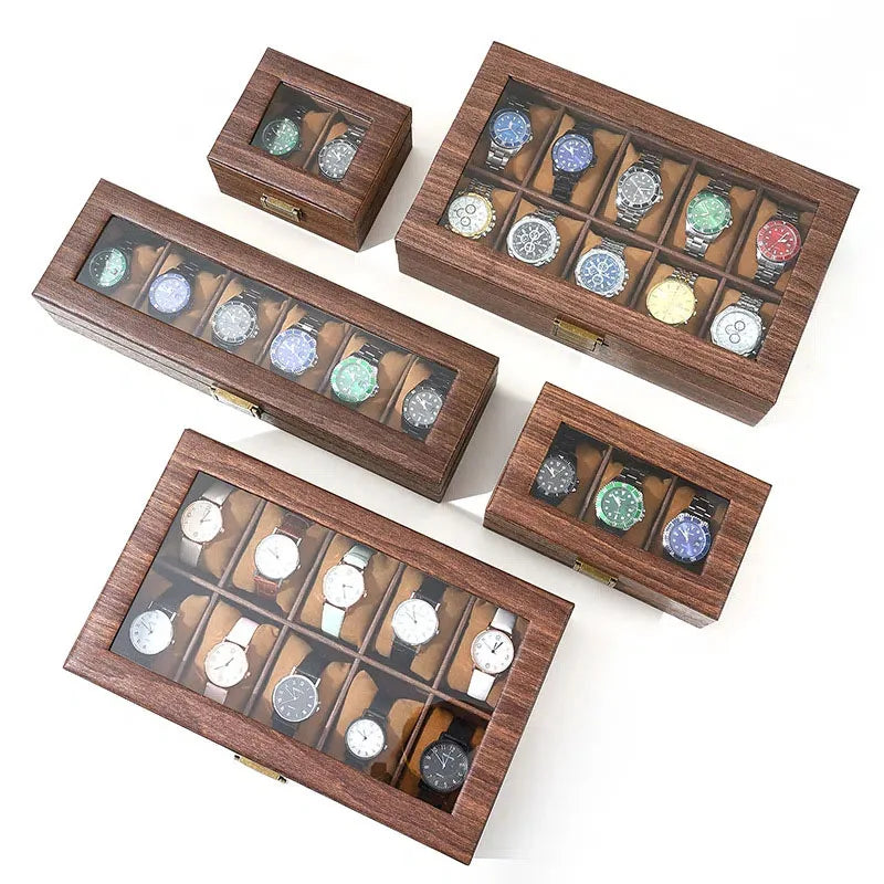 Ein Set aus fünf Holz-Uhrenschatullen mit Uhren und einem Schloss.