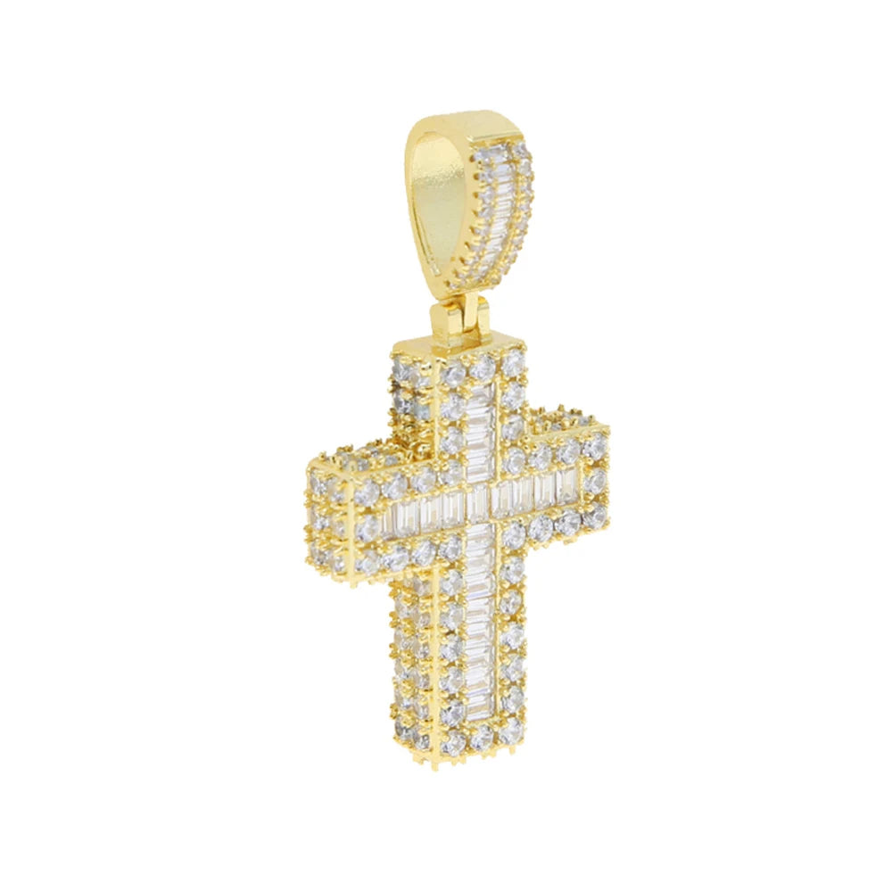 Pendentif de croix glacé doré avec un design détaillé.