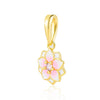 Un dije de color dorado con forma de flor rosa y blanca y una piedra central transparente.