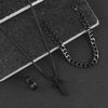 Un ensemble de colliers et de chaînes de bijoux masculins en acier inoxydable noir, présentés sur une surface sombre.