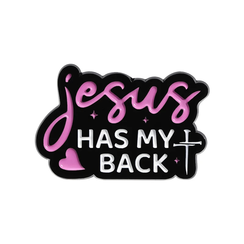 Broche émail rose avec le texte Jésus a mon dos dans une police de script et un symbole de croix.