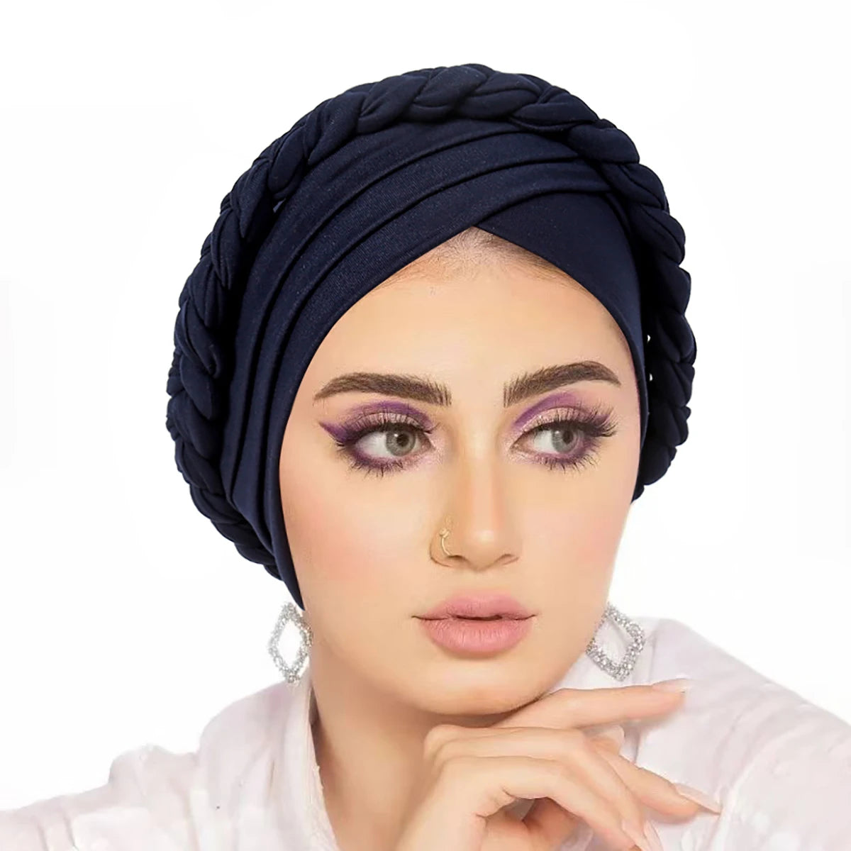امرأة ترتدي غطاء رأس من الحجاب باللون الكحلي ثلاثي العرض مع مكياج حواجب درامي.