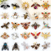 Collection de broches de abeilles et d'insectes baroques avec détails complexes et gemmes colorées.