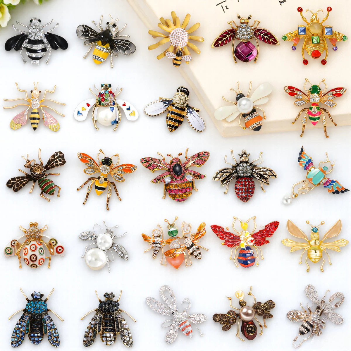 Collection de broches de abeilles et d'insectes baroques avec détails complexes et gemmes colorées.
