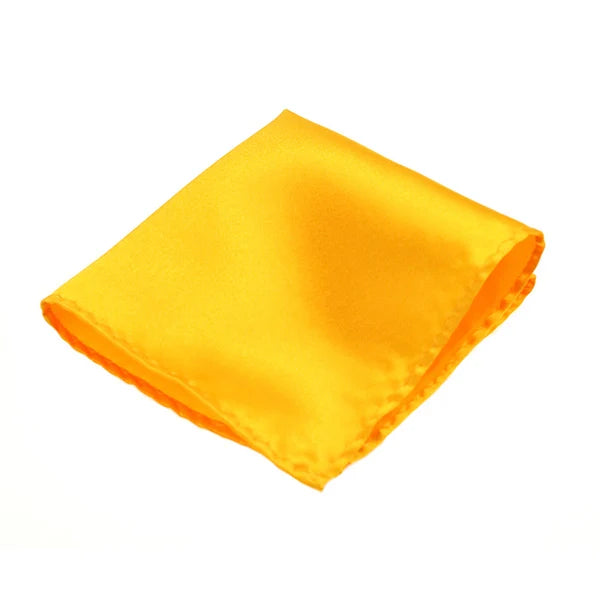 Leuchtend orange Seiden-Einstecktuch ordentlich gefaltet.