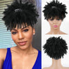 Una mujer modelando una peluca afro rizada y crespa negra con una diadema, vista de cerca y completa.