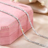 Zartes Sterling-Silber-Glitzer-Halskette zur Schlüsselbein, präsentiert in einer rosa Samtbox.