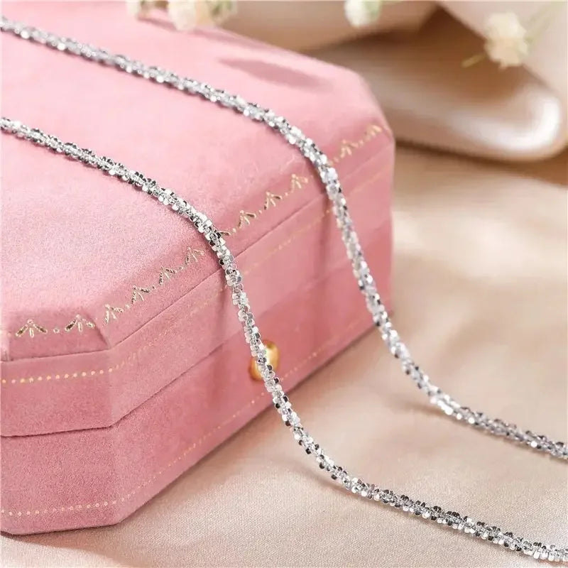 Zartes Sterling-Silber-Glitzer-Halskette zur Schlüsselbein, präsentiert in einer rosa Samtbox.
