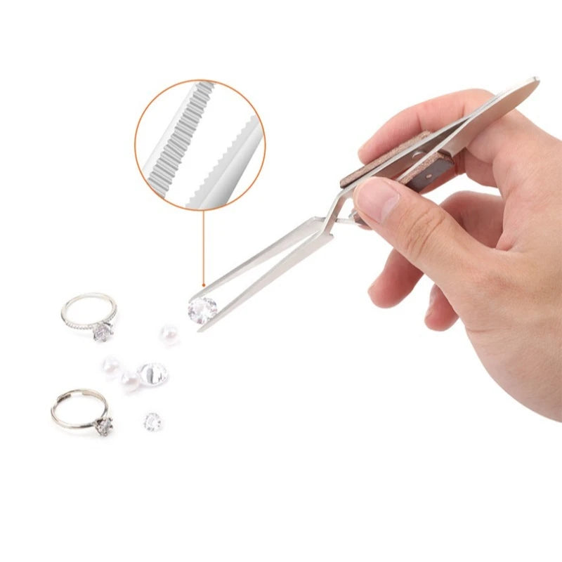 Una mano sostiene clips de rebote de acero inoxidable para joyería y manualidades, con vista ampliada de los dientes del clip