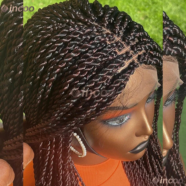 Primer plano de una modelo usando una peluca con trenzas africanas marrón oscuro