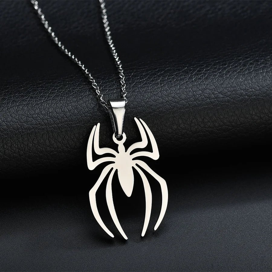 Collier pendentif araignée en acier inoxydable argenté sur fond sombre.