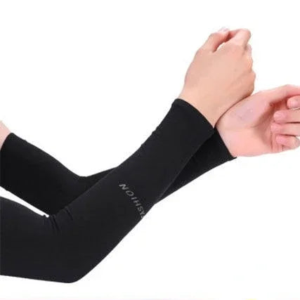 Eine Person trägt schwarze Armwärmer an den Armen.