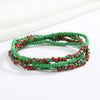 Una pulsera hecha de pequeñas cuentas rojas y verdes, apiladas en varias hebras.
