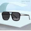 Schwarze Vintage-Pilot-Sonnenbrille mit doppelter Brücke auf einer hellen Oberfläche.