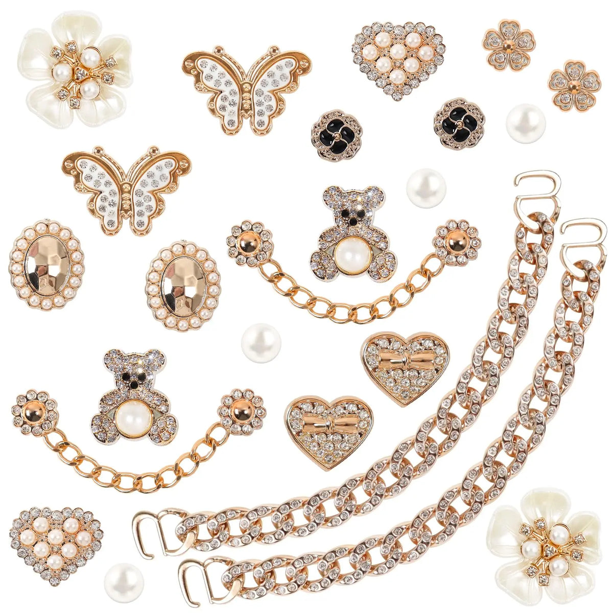 Un juego de 20 adornos para zapatos de pedrería brillante con diseños florales y de mariposa en tono dorado.
