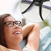 Primer plano de una mujer usando gafas con almohadillas nasales de silicona antideslizantes, mostrando el detalle de la almoh