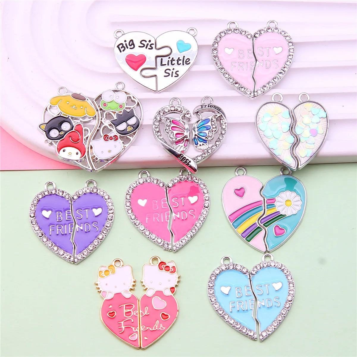 Un juego de collares de amistad en forma de corazón rosa y iridiscente con varios diseños lindos.
