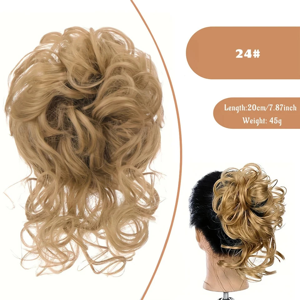 Ein Bund hellblondes, gewelltes synthetisches Haar mit Maßen und einem gestylten Dutt auf einer Mannequin-Kopf