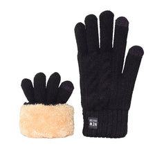 Ein Paar schwarze Strickhandschuhe mit hellem beige-flauschigem Futter.