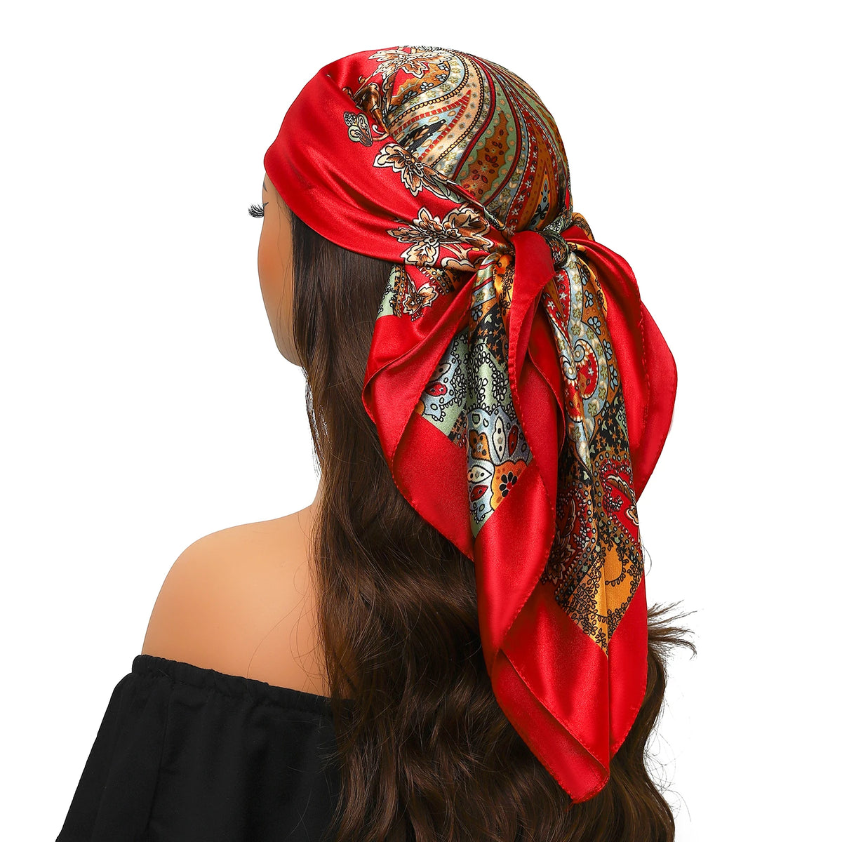 Dunkles Haar einer Frau, gestylt mit einem roten Seidenschal mit floralen und geometrischen Mustern.