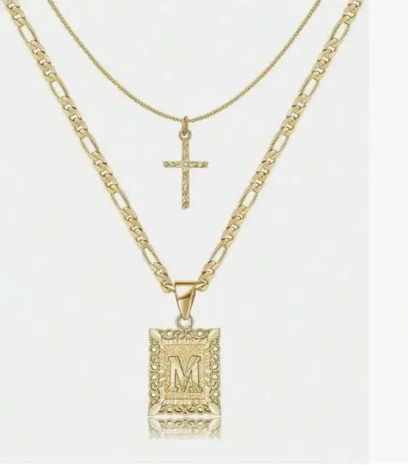 Chaîne dorée avec pendentif lettre M et charme croix