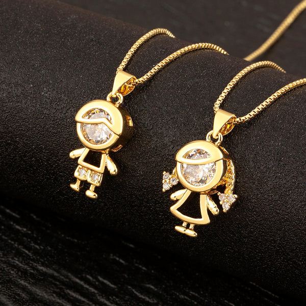Goldener funkelnder Zirkon-Anhänger mit einem Strichmännchen-Charm als Halskette