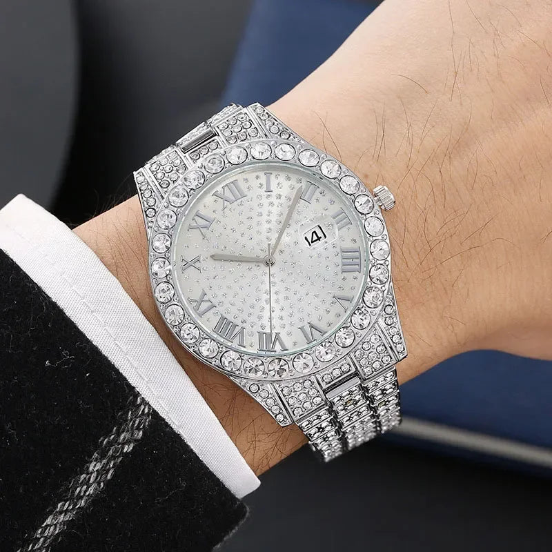 Raccourci de montre en diamant argenté porté sur un poignet, à côté d'une manche noire.