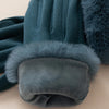 Nahaufnahme von dunkeltealen wasserdichten Fleece-Touchscreen-Handschuhen mit einem flauschigen grauen Manschette.
