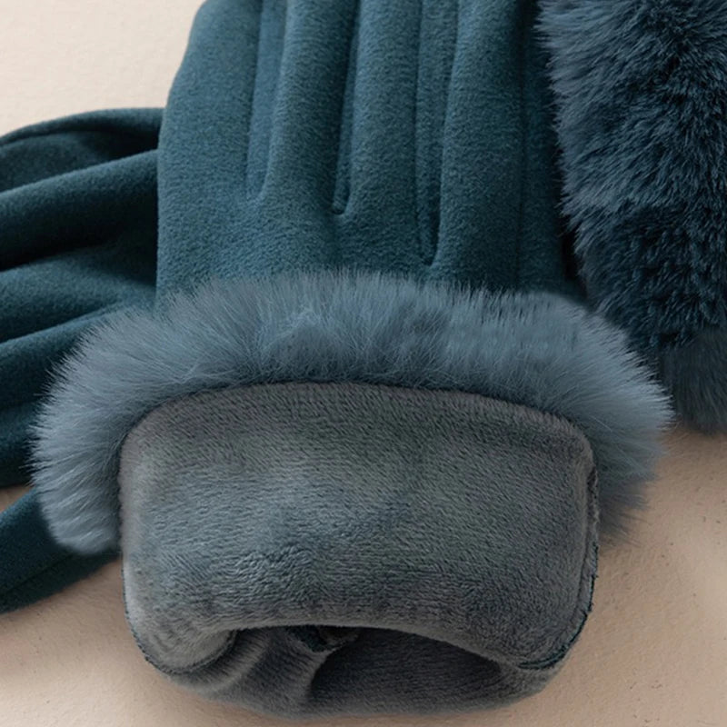 Nahaufnahme von dunkeltealen wasserdichten Fleece-Touchscreen-Handschuhen mit einem flauschigen grauen Manschette.