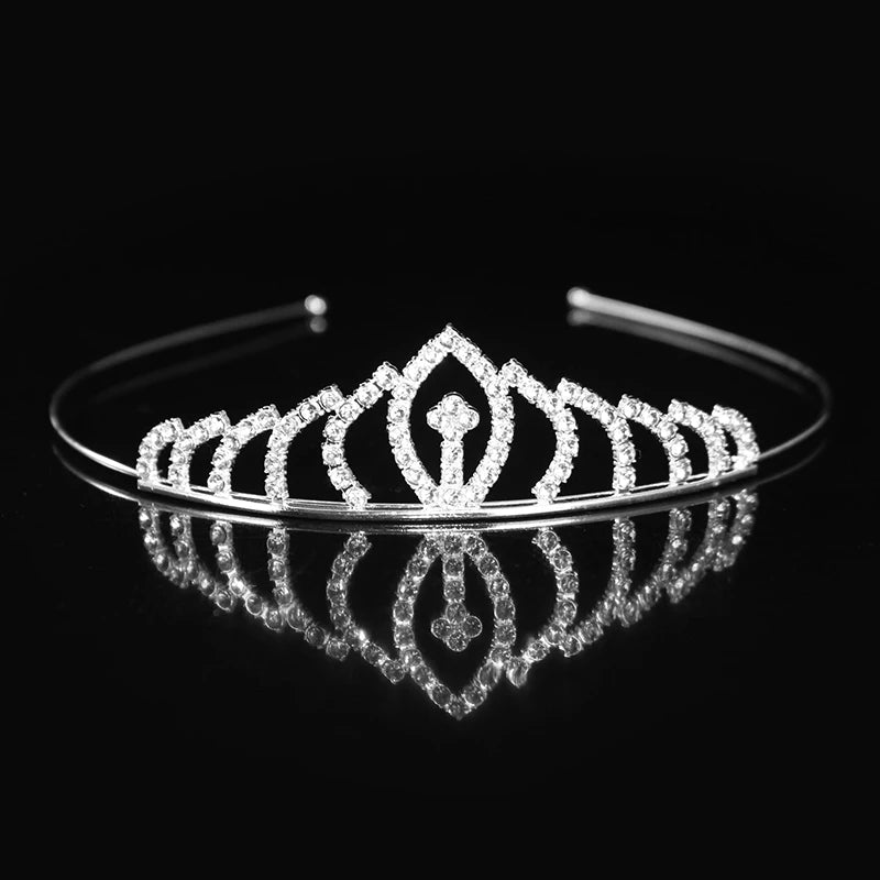 Diadema de cristal brillante como accesorio para el cabello, exhibida en una superficie reflectante.