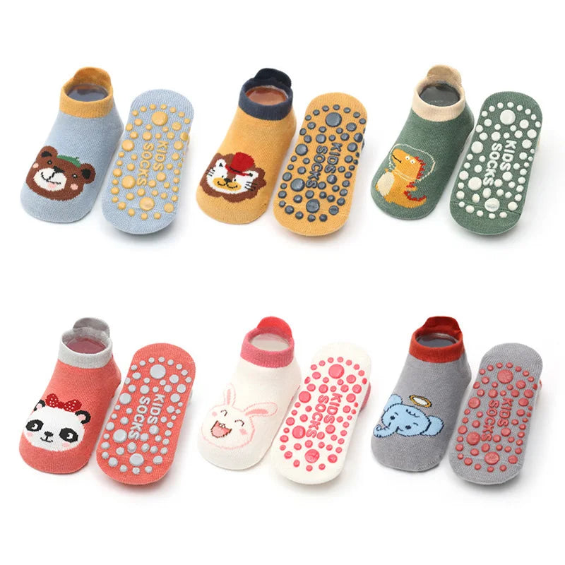 Ein Set von zehn Kinder-Cartoon-Tier-Muster-Baumwollsocken in verschiedenen Farben und Designs.