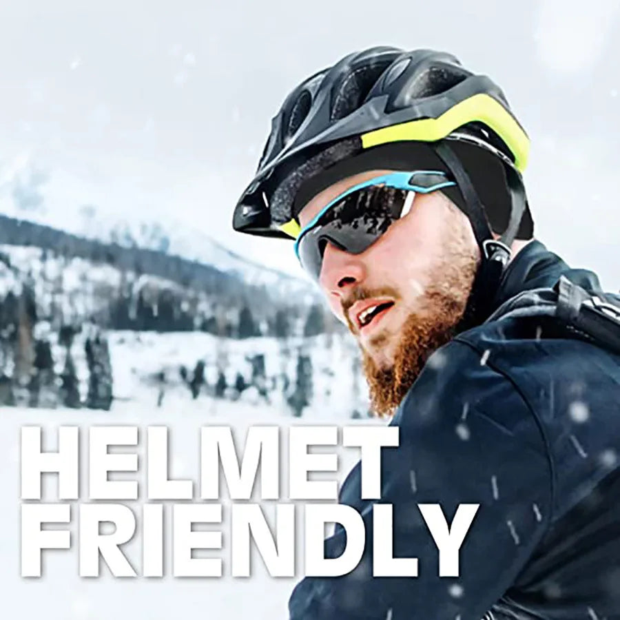 Ein Mann mit schwarzem Helm und Sonnenbrille ist im Schnee draußen zu sehen.
