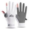 Une paire de gants de cheval en soie glacée blanc et gris avec protection UV, sur fond blanc.