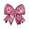 Insignia de esmalte rosa con lazo, estetoscopio y símbolos médicos sobre fondo rosa