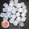 Ein Stapel von 100 transparenten Mini-Quadrat-Aufbewahrungsboxen für Schmuck und Ohrringe.