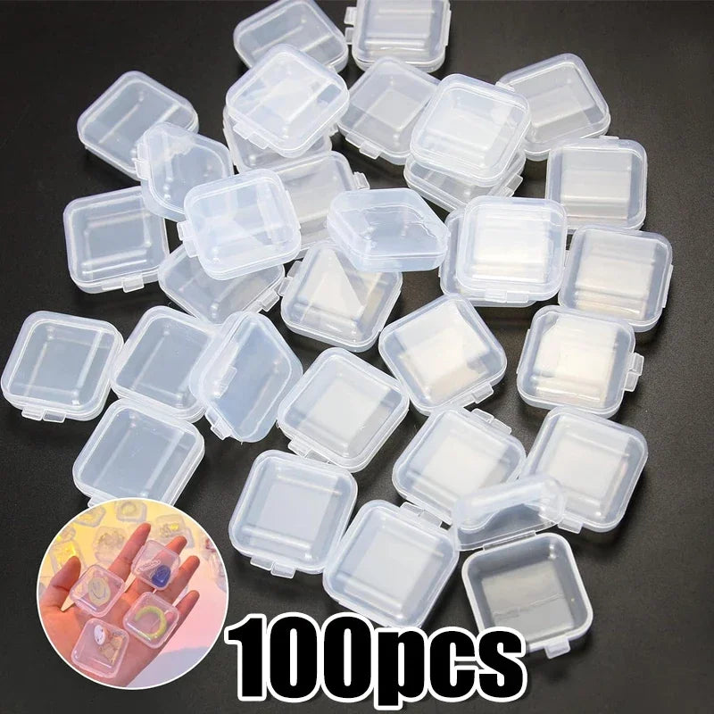 Ein Stapel von 100 transparenten Mini-Quadrat-Aufbewahrungsboxen für Schmuck und Ohrringe.