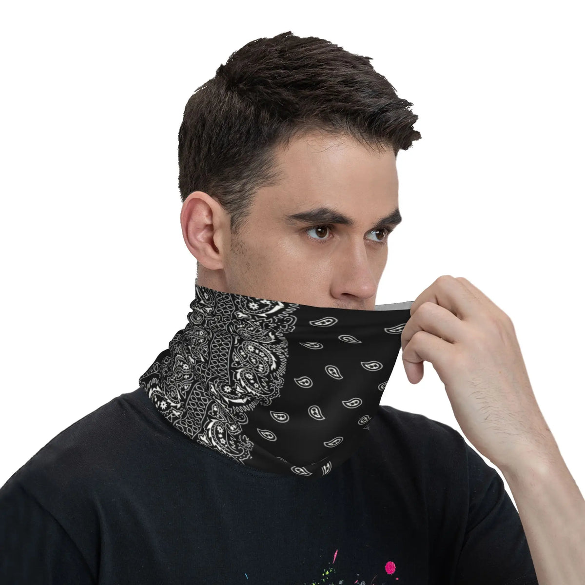Un hombre vistiendo una bufanda de cuello estilo chicano con estampado paisley negra