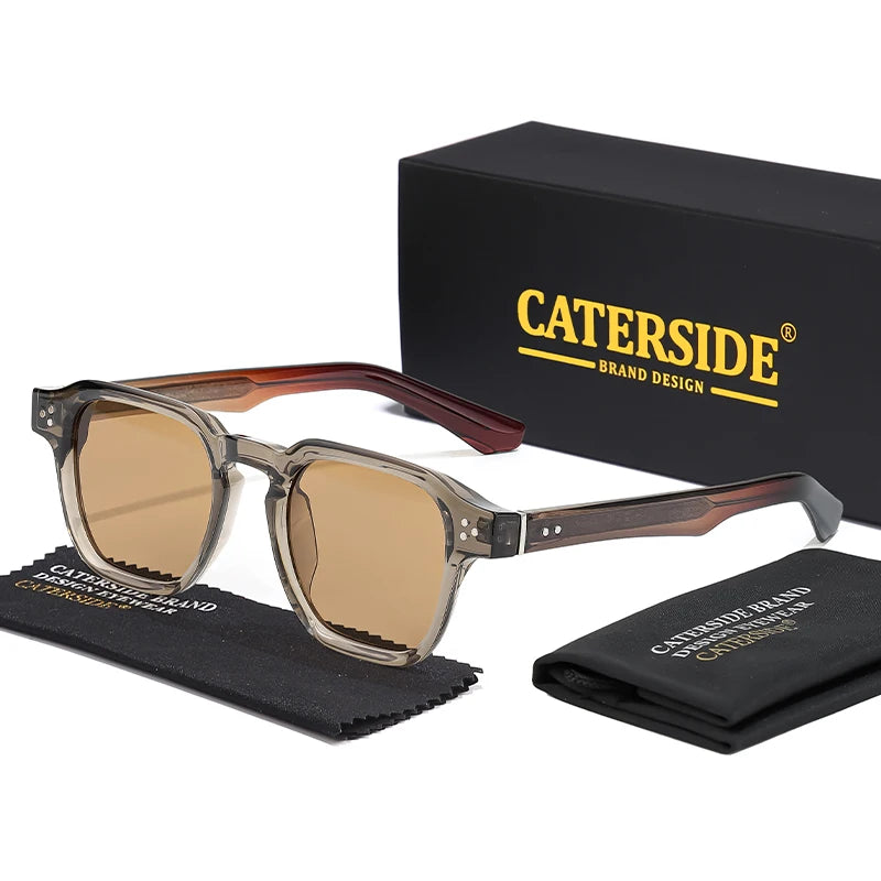 Ein Paar Schmetterlingsmuster-Sonnenbrille im Quadrat, präsentiert mit der Markenbox und einem Präsentbeutel.