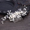 Une délicate peigne pour cheveux de mariée en cristal avec des accents de perles et de strass clairs.