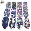 Une collection de neuf nœuds papillons en coton à imprimé floral élégants, dans diverses couleurs et motifs.