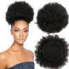 Eine Frau präsentiert eine schwarze synthetische Afro-Puff-Chignon-Haarverlängerung, die das volle Volumen und die Textur zei