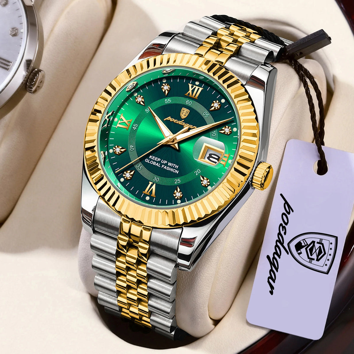 Montre en acier inoxydable et or avec cadran vert et chiffres romains sur fond clair.