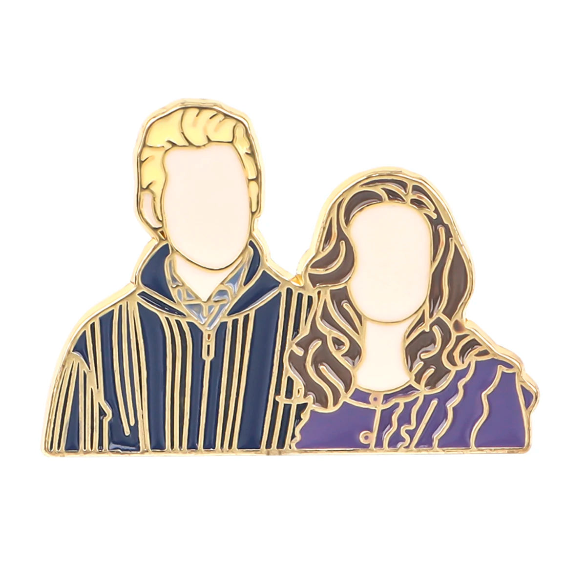 Broche émail couleur or représentant un visage homme et femme de profil avec des accents bleu foncé et violet.